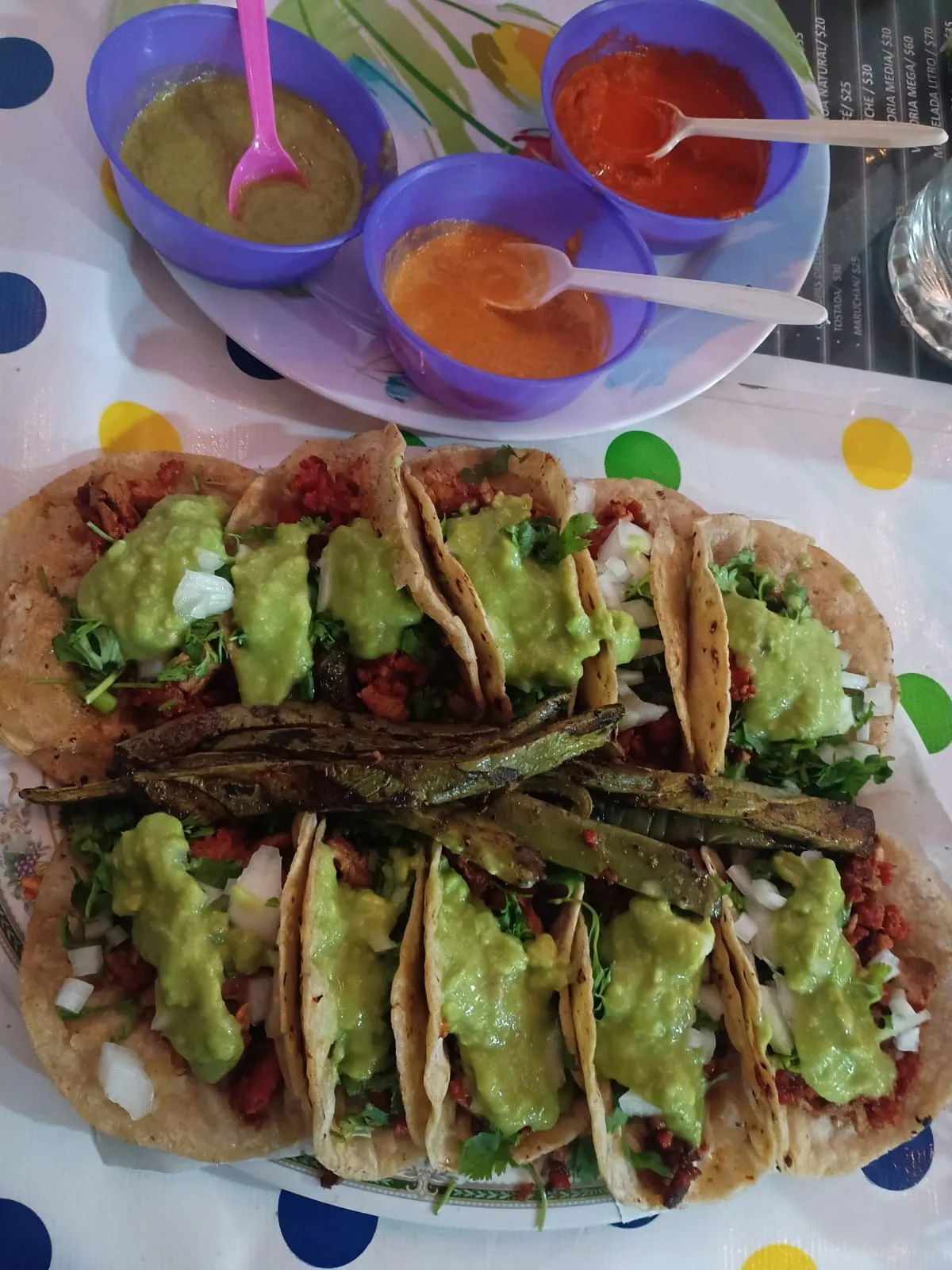 Orden de tacos con guacamole, cebolla y nopal asado, con salsas de la casa